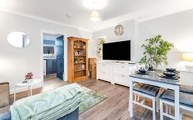 Modern & Spacious 2 Bedroom House - Free Parking - Front & Back Garden - Private Main Door Entrance