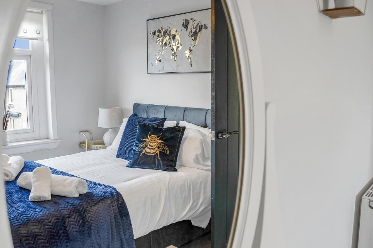 Modern & Spacious 2 Bedroom House - Free Parking - Front & Back Garden - Private Main Door Entrance EDI Exterior photo