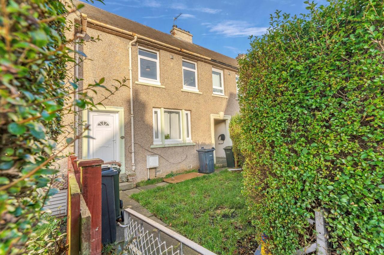Modern & Spacious 2 Bedroom House - Free Parking - Front & Back Garden - Private Main Door Entrance EDI Exterior photo