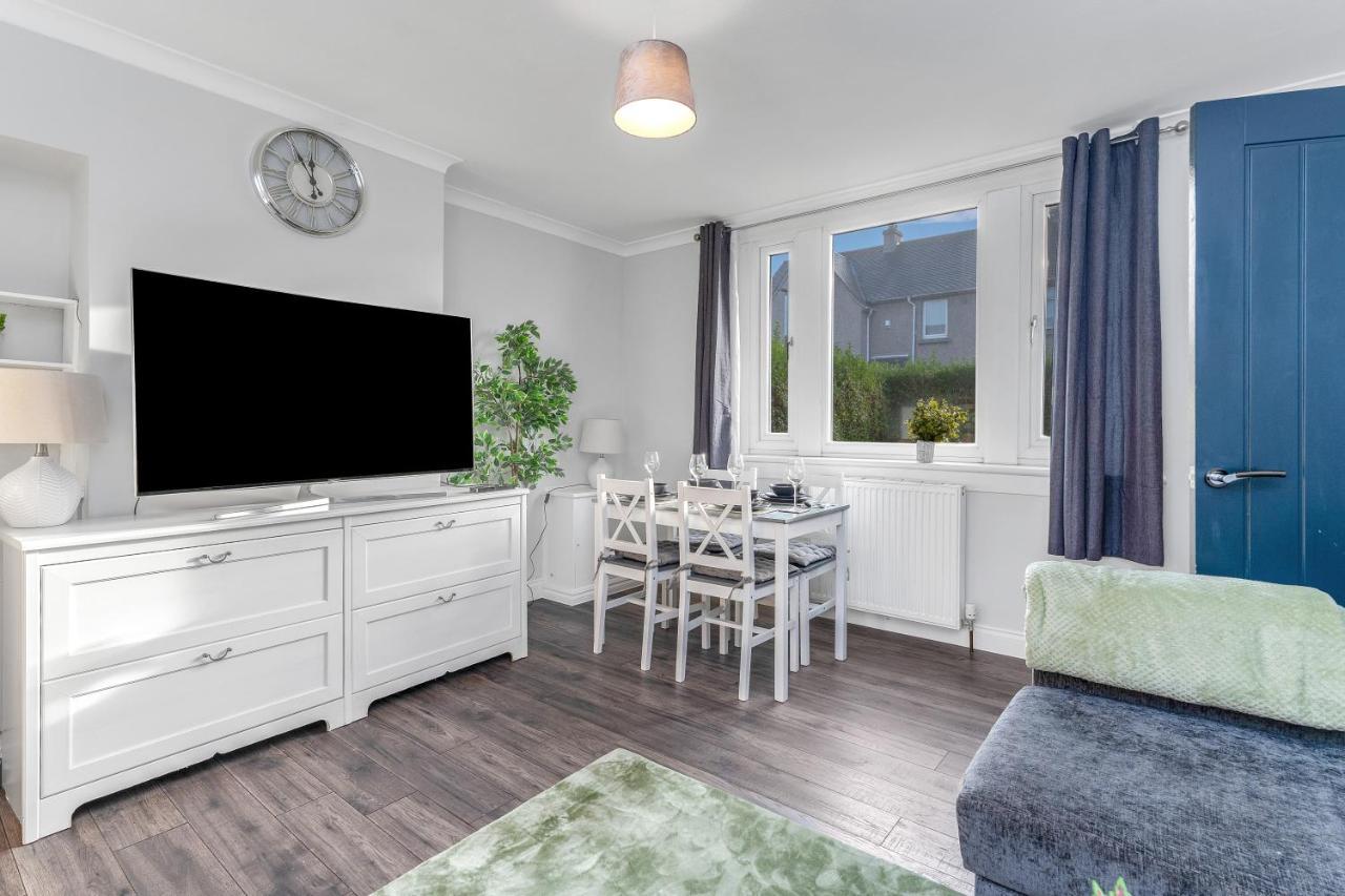 Modern & Spacious 2 Bedroom House - Free Parking - Front & Back Garden - Private Main Door Entrance EDI Exterior photo