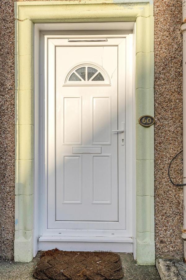 Modern & Spacious 2 Bedroom House - Free Parking - Front & Back Garden - Private Main Door Entrance EDI Exterior photo