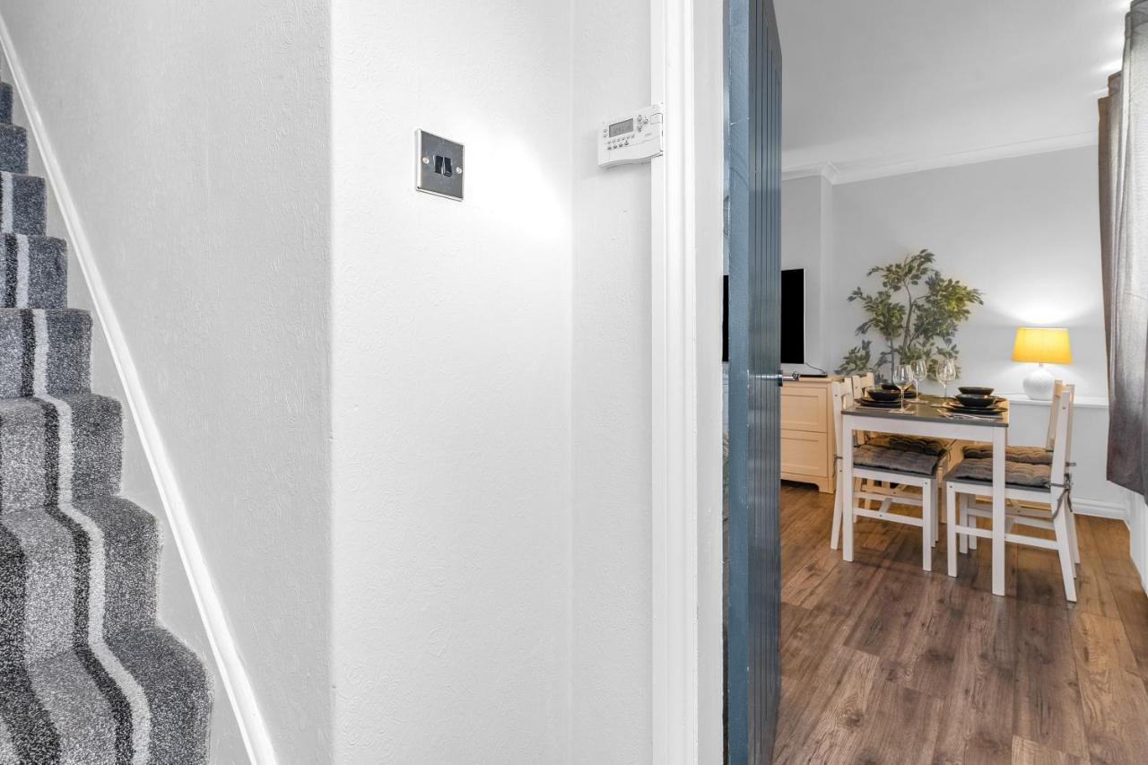 Modern & Spacious 2 Bedroom House - Free Parking - Front & Back Garden - Private Main Door Entrance EDI Exterior photo
