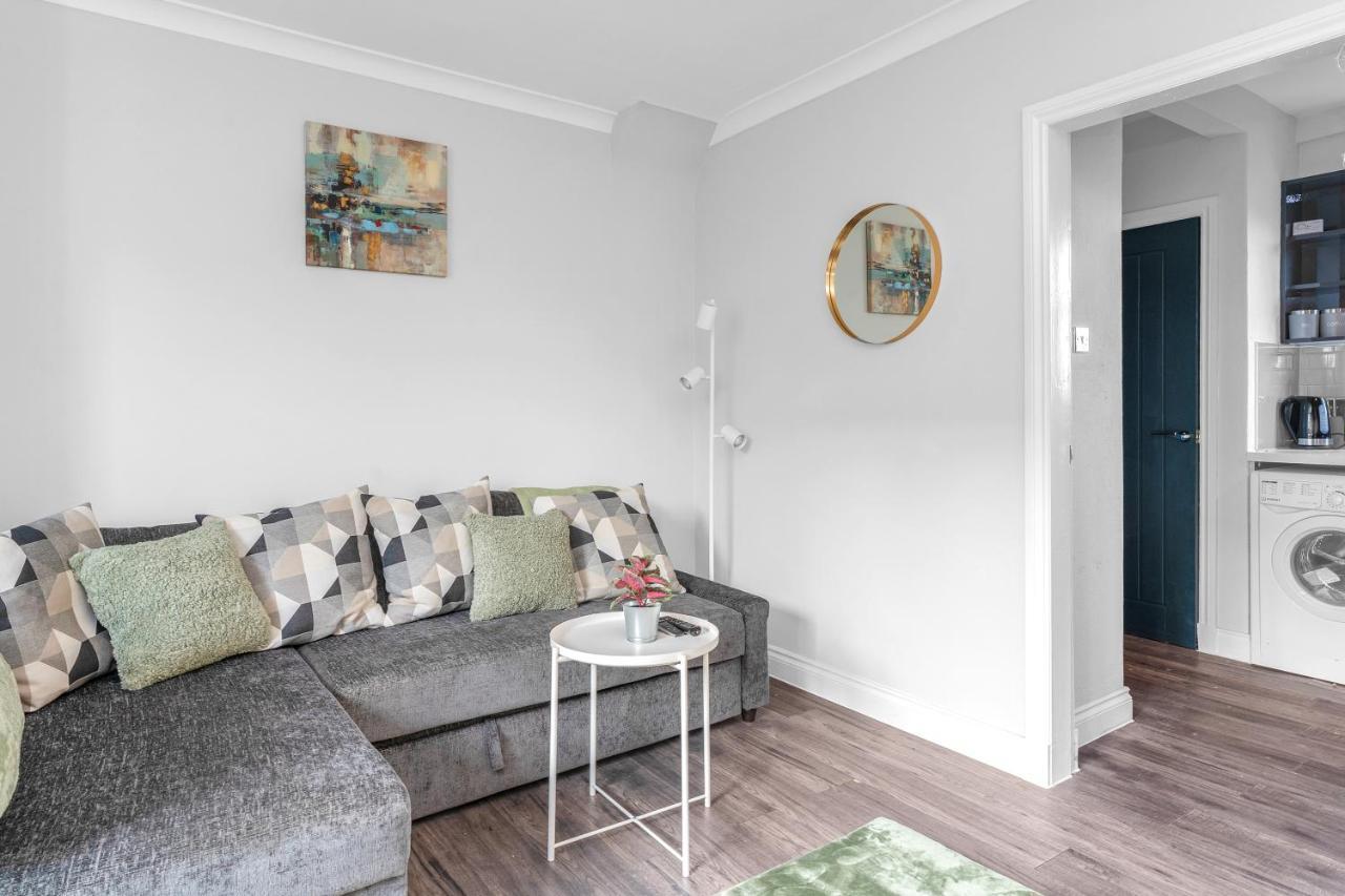 Modern & Spacious 2 Bedroom House - Free Parking - Front & Back Garden - Private Main Door Entrance EDI Exterior photo