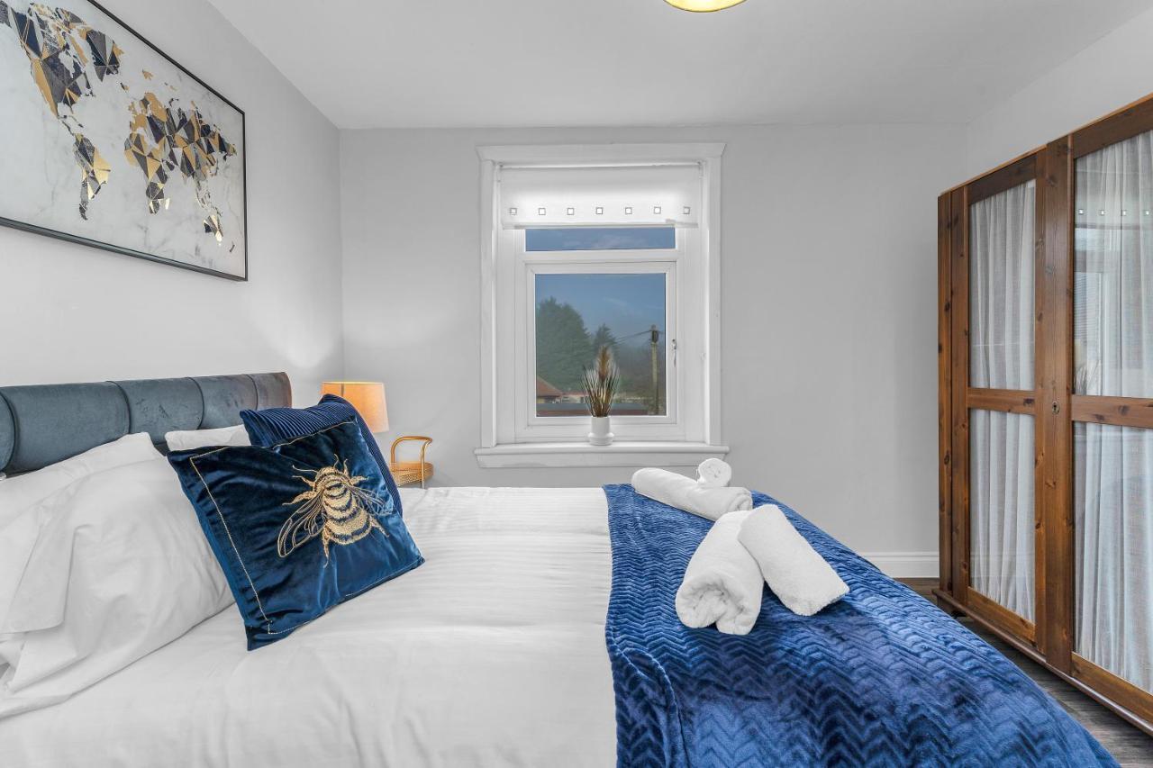 Modern & Spacious 2 Bedroom House - Free Parking - Front & Back Garden - Private Main Door Entrance EDI Exterior photo