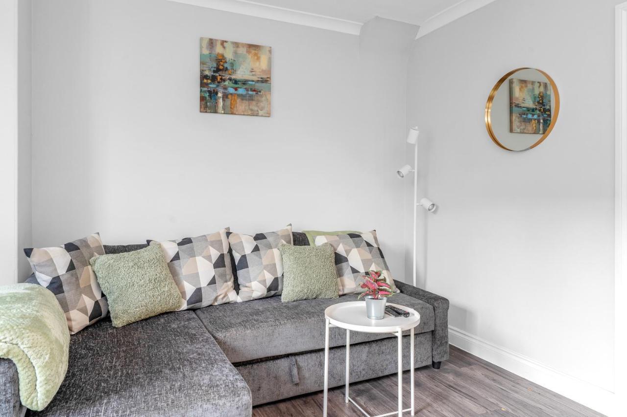 Modern & Spacious 2 Bedroom House - Free Parking - Front & Back Garden - Private Main Door Entrance EDI Exterior photo