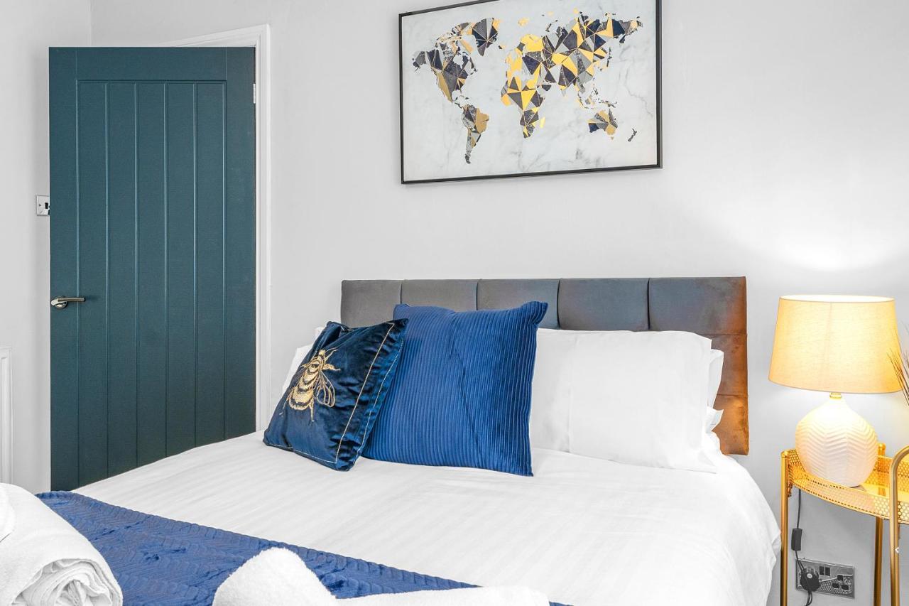 Modern & Spacious 2 Bedroom House - Free Parking - Front & Back Garden - Private Main Door Entrance EDI Exterior photo