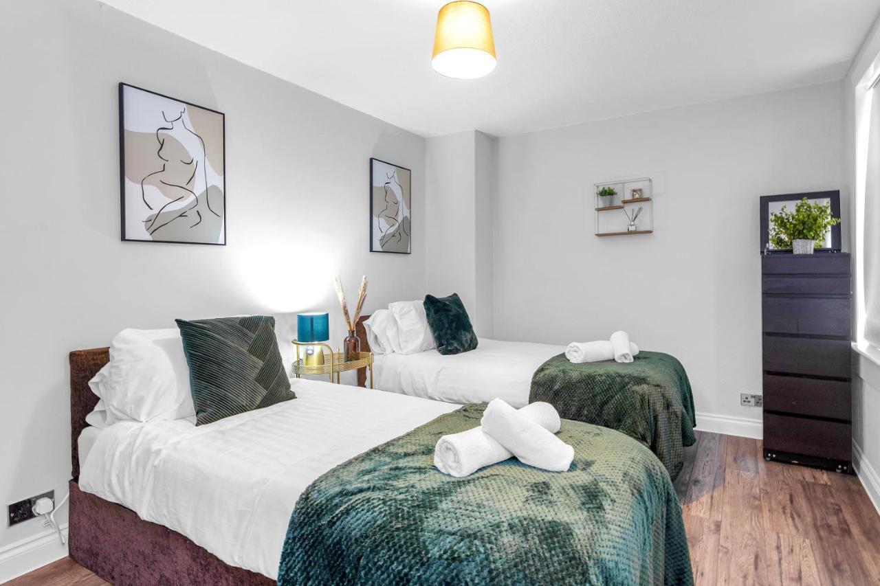 Modern & Spacious 2 Bedroom House - Free Parking - Front & Back Garden - Private Main Door Entrance EDI Exterior photo