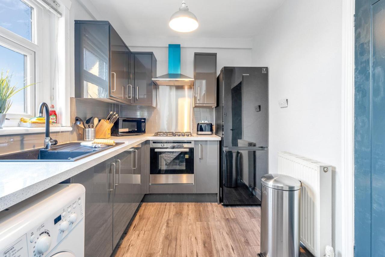 Modern & Spacious 2 Bedroom House - Free Parking - Front & Back Garden - Private Main Door Entrance EDI Exterior photo
