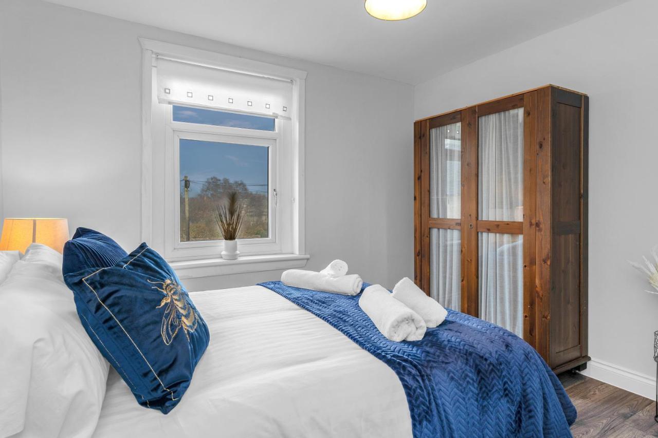 Modern & Spacious 2 Bedroom House - Free Parking - Front & Back Garden - Private Main Door Entrance EDI Exterior photo