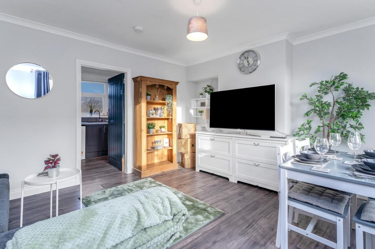 Modern & Spacious 2 Bedroom House - Free Parking - Front & Back Garden - Private Main Door Entrance EDI Exterior photo