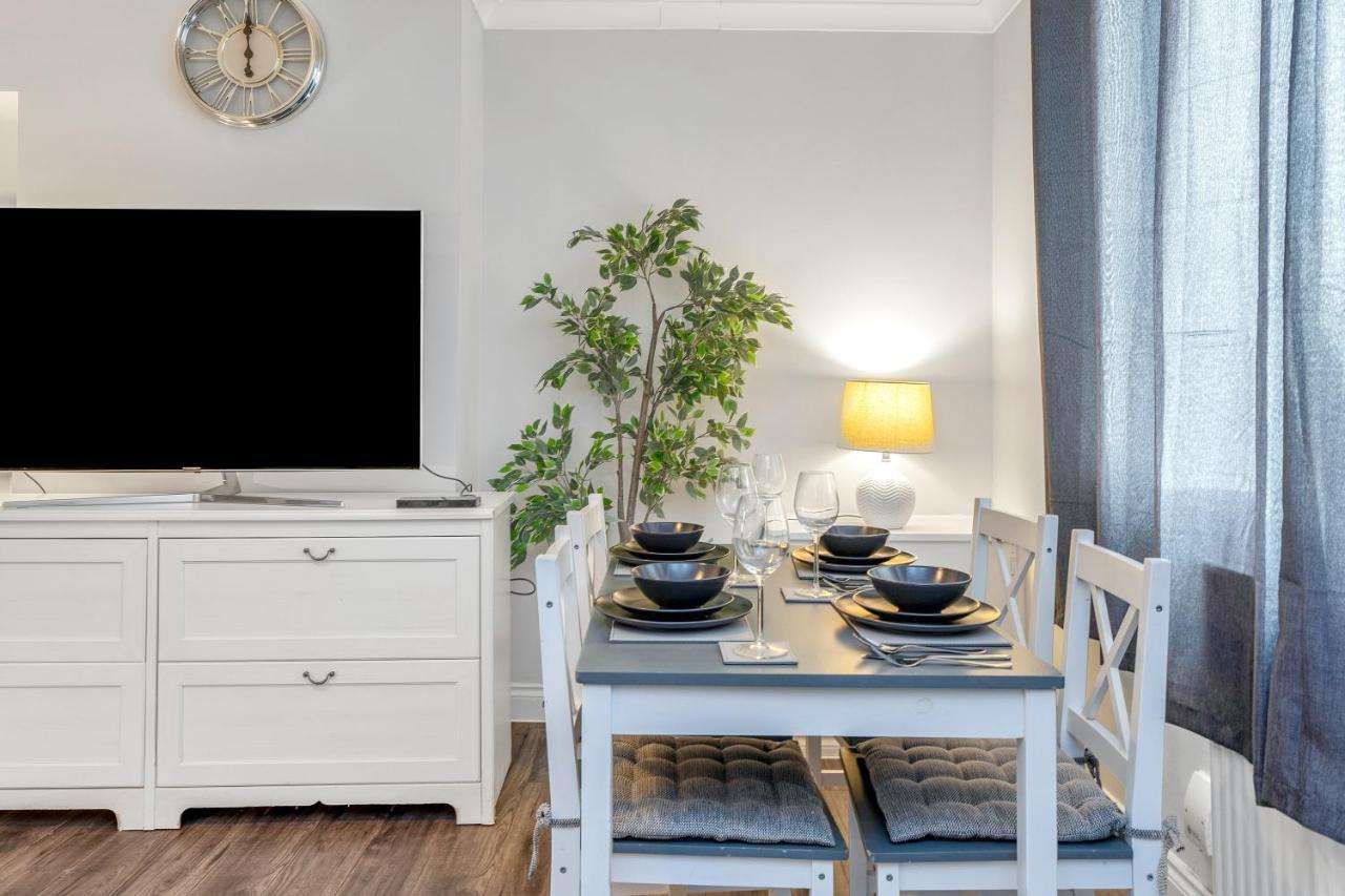 Modern & Spacious 2 Bedroom House - Free Parking - Front & Back Garden - Private Main Door Entrance EDI Exterior photo