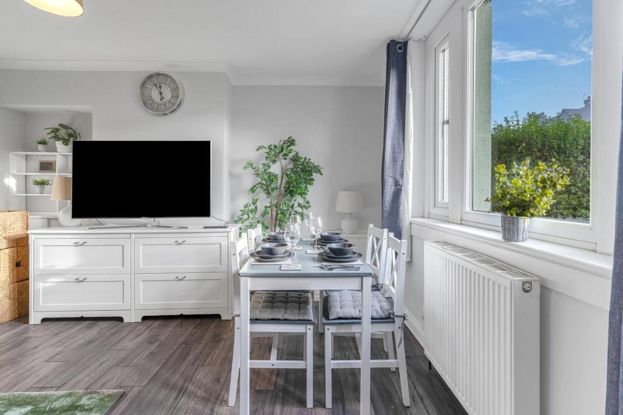 Modern & Spacious 2 Bedroom House - Free Parking - Front & Back Garden - Private Main Door Entrance EDI Exterior photo