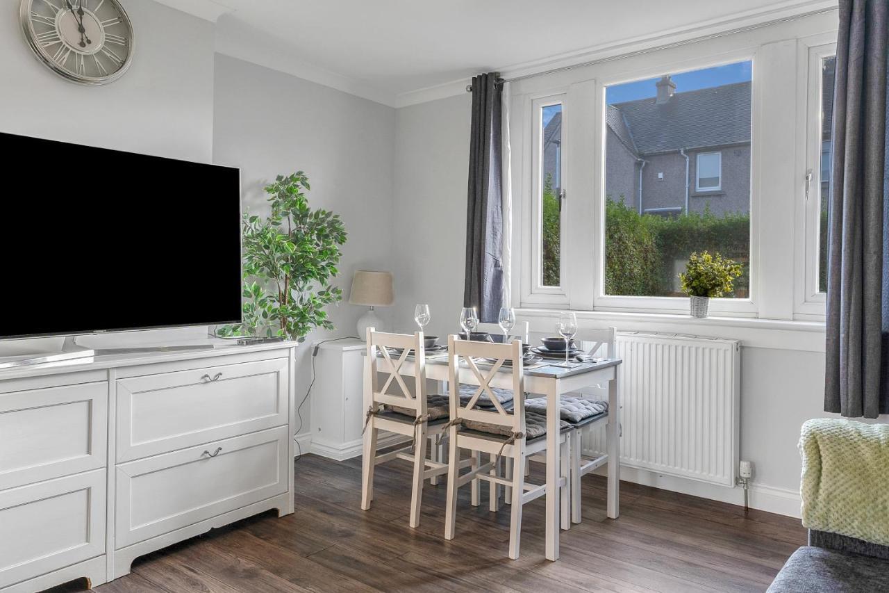 Modern & Spacious 2 Bedroom House - Free Parking - Front & Back Garden - Private Main Door Entrance EDI Exterior photo