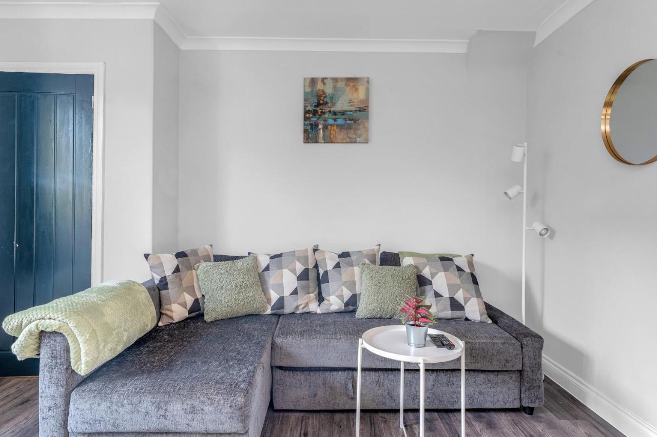 Modern & Spacious 2 Bedroom House - Free Parking - Front & Back Garden - Private Main Door Entrance EDI Exterior photo