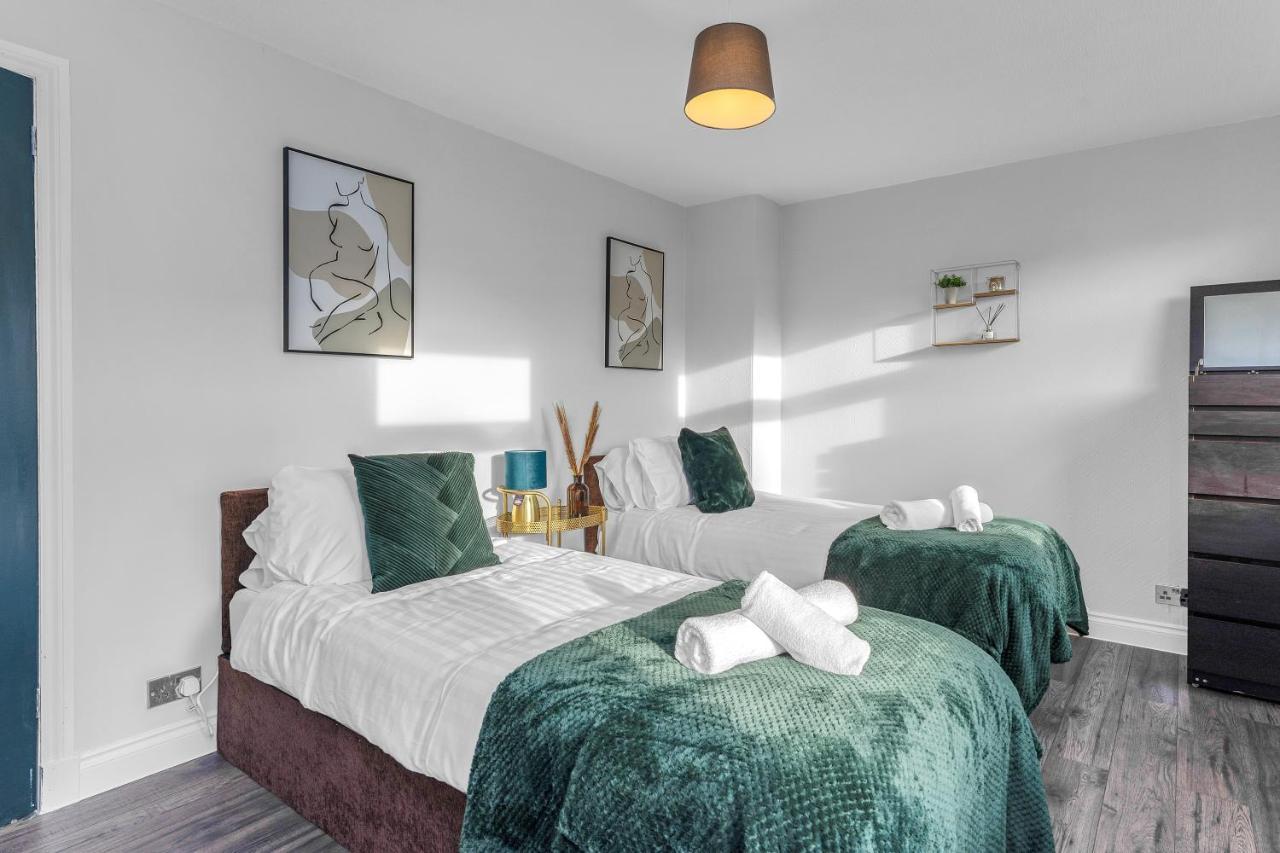 Modern & Spacious 2 Bedroom House - Free Parking - Front & Back Garden - Private Main Door Entrance EDI Exterior photo