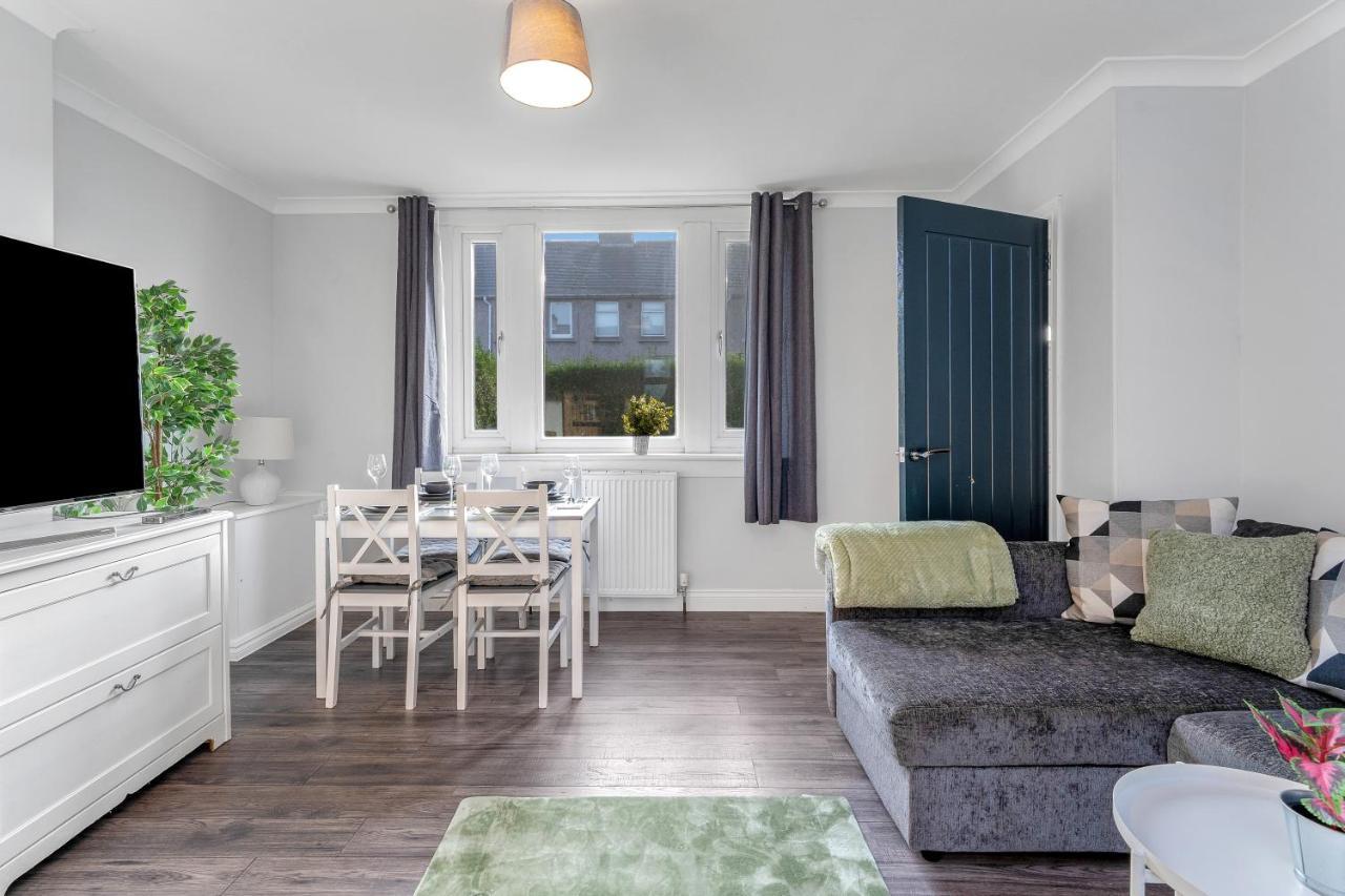 Modern & Spacious 2 Bedroom House - Free Parking - Front & Back Garden - Private Main Door Entrance EDI Exterior photo